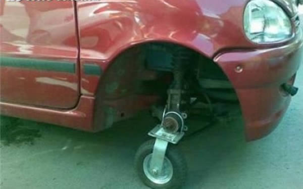 13 Hilarious DIY Solutions For a Flat Tire - Oddee