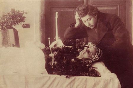 18 Creepy Post-Mortem Photos From The Victorian Era - Oddee